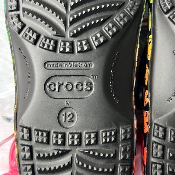 Crocs Classic Disney Clog Rainbow Celebration - Picture 4 of 14